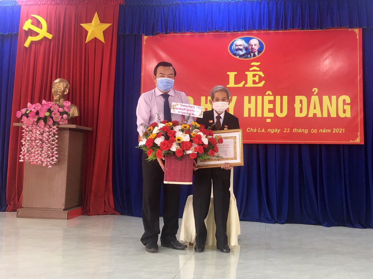 Phó Bí thư Thường trực Tỉnh ủy trao huy hiệu Đảng ở Dương Minh Châu